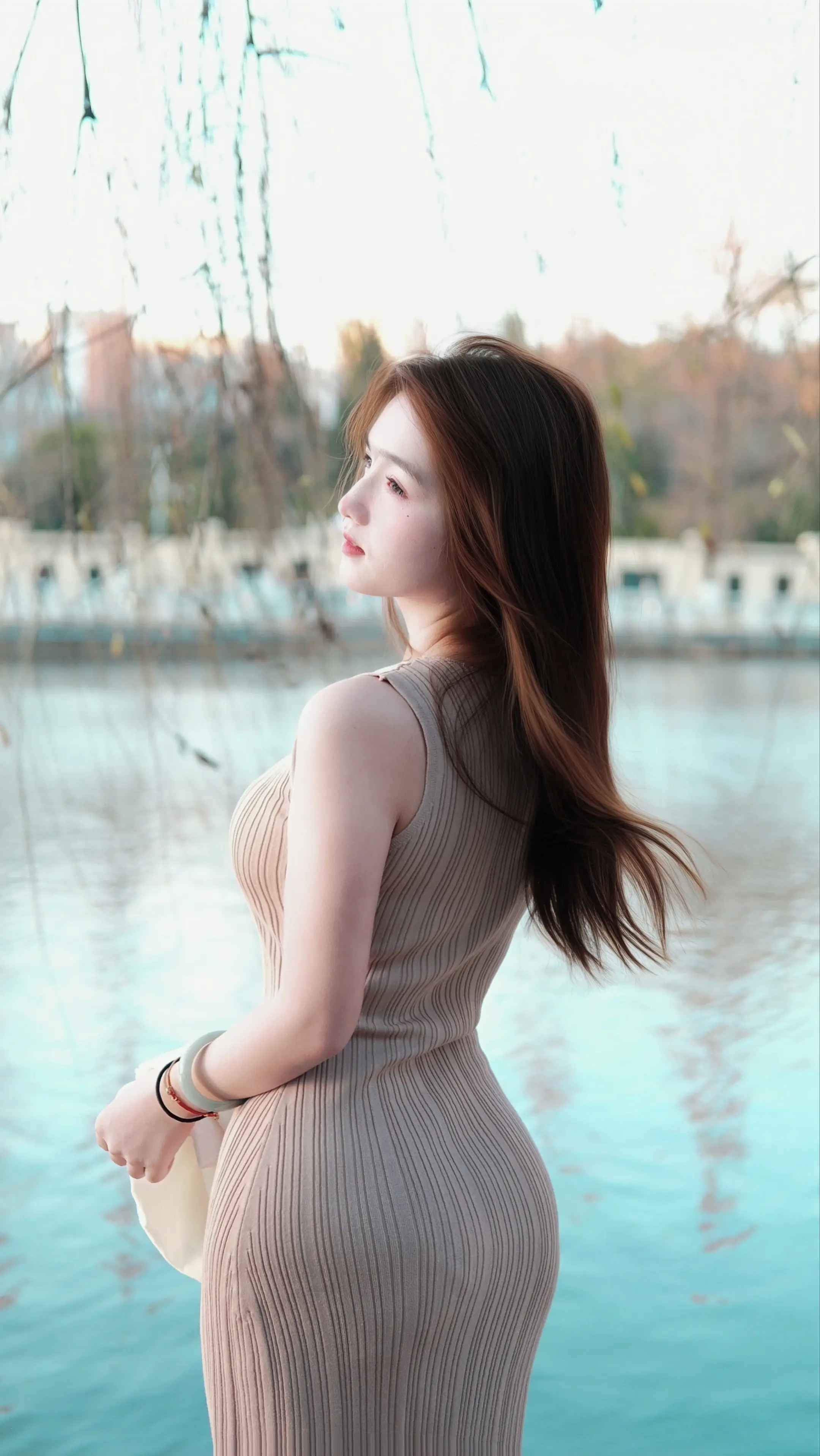 这个世界幕强 看脸 看权 看钱 唯独看不起少女贫困