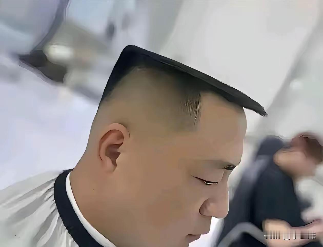 看到网友分享的照片
并给照片上这位帅哥
起了一个很合适的名字：平头哥…
先不说网
