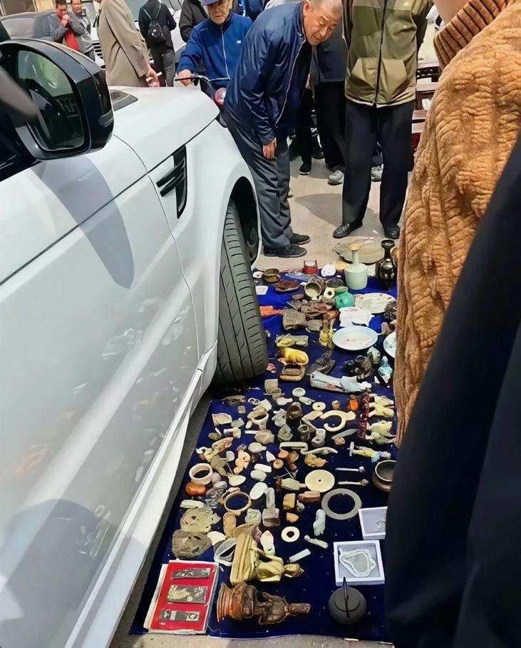 “碰瓷”原是一种古老的街头欺诈术，特指骗子手持廉价或破损的瓷器（仿冒古董），在闹