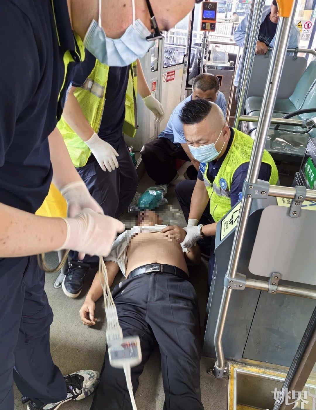 近日，宁波余姚，535路公交车上演生死救援。一名男乘客上车后突然晕倒，呼吸停止，