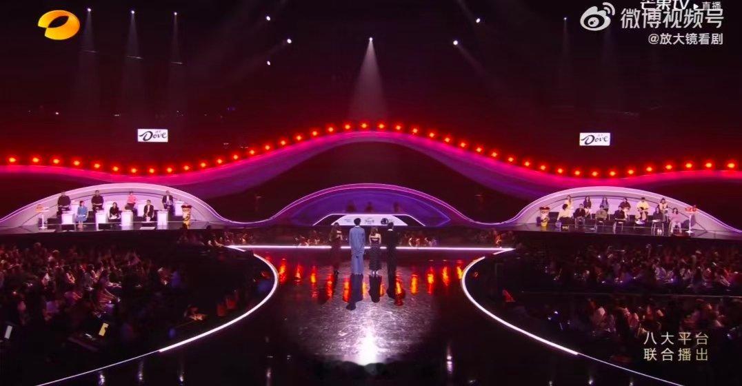 何炅回头一看票齐了 音综居然有评审席全票选手了 全票荣耀实至名归！张卓尔献唱《海