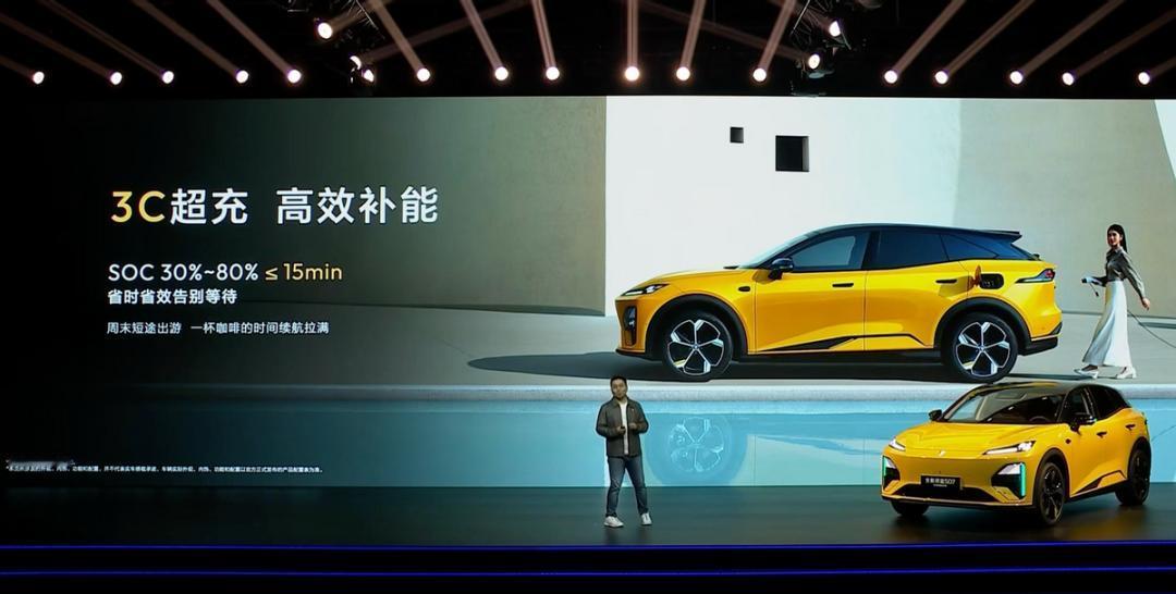 全新深蓝S07华为激光版上市，被阳光照亮的智驾新选择。推开4S店展厅的落地窗，阳