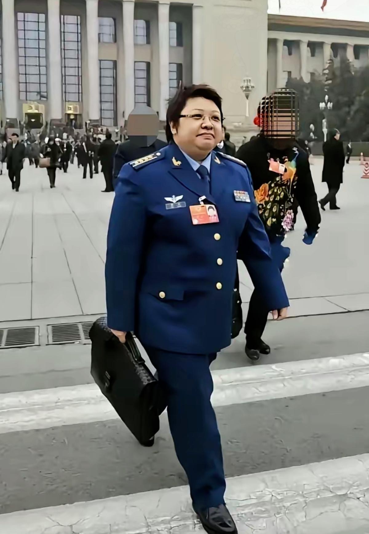 韩红老师这身军装照也太绝了！
自带气场又满是正气，文艺圈里能把军装穿得这么有分量