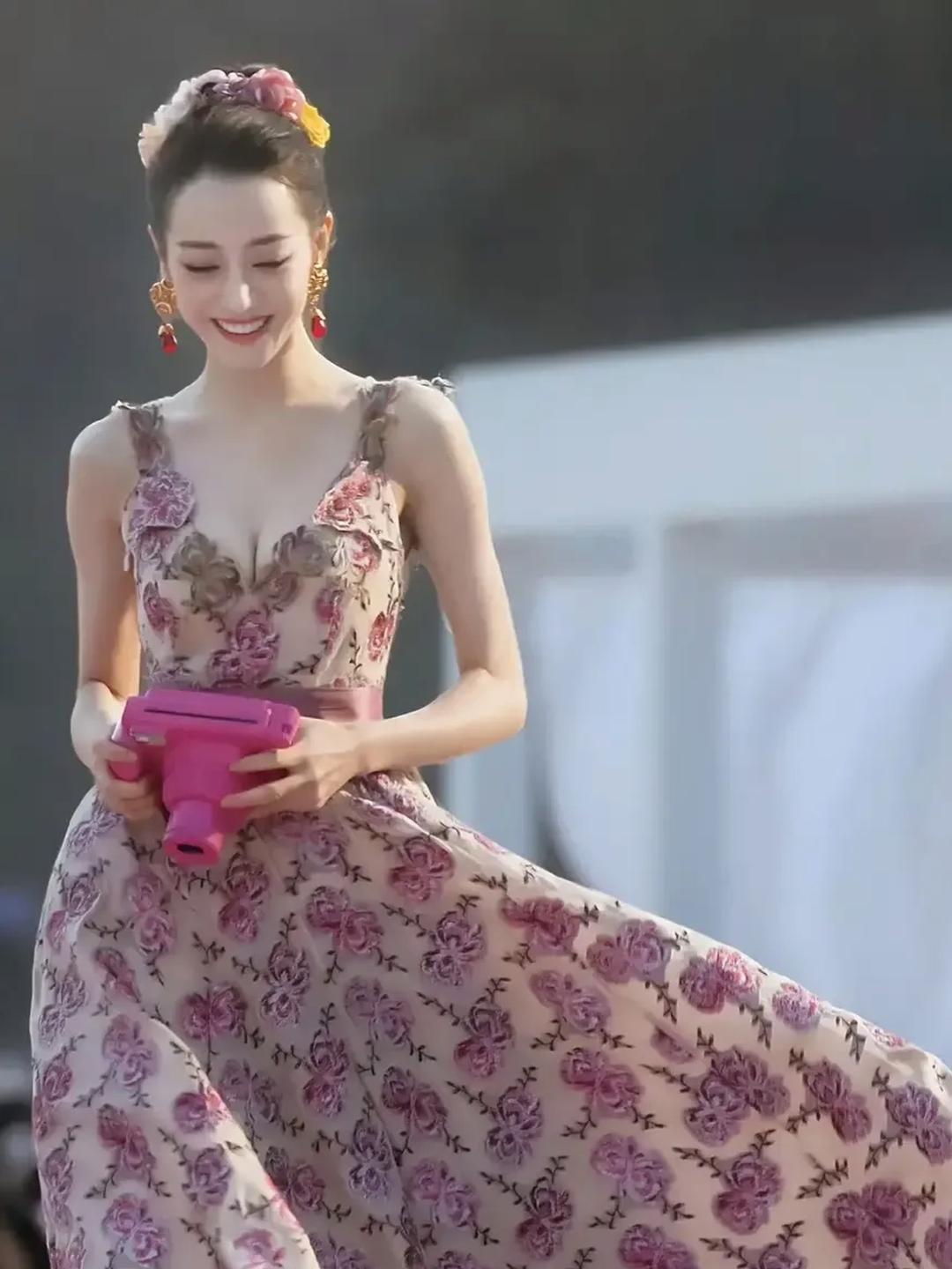 热巴拿下《VOGUE》双封后，已经实现了内娱时尚圈大满贯。她的团队原本有意进一步