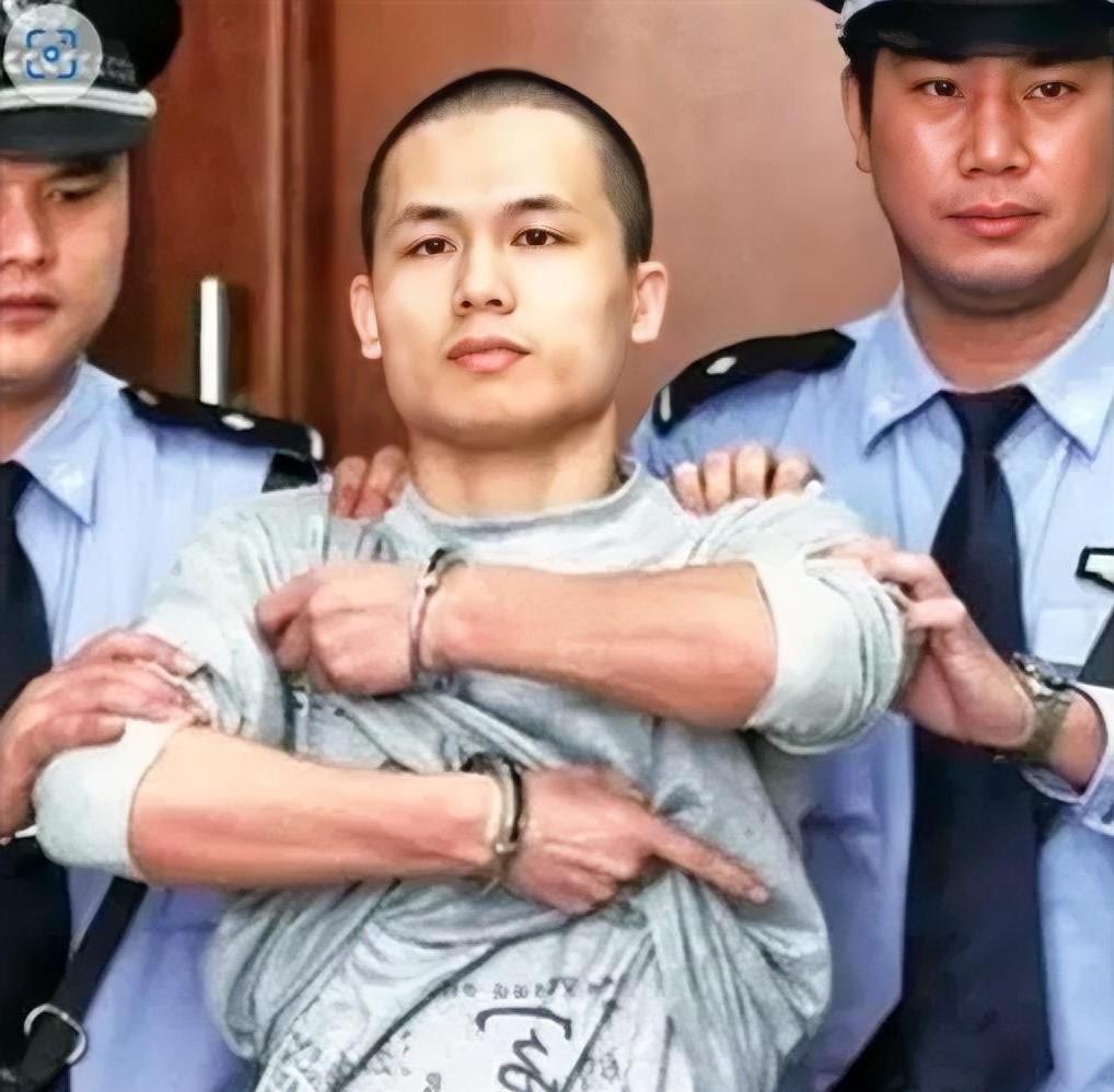 2013年，深圳市一民警李才坤被判死刑，在面对记者镜头时，他猛得掀起自己的衣服，