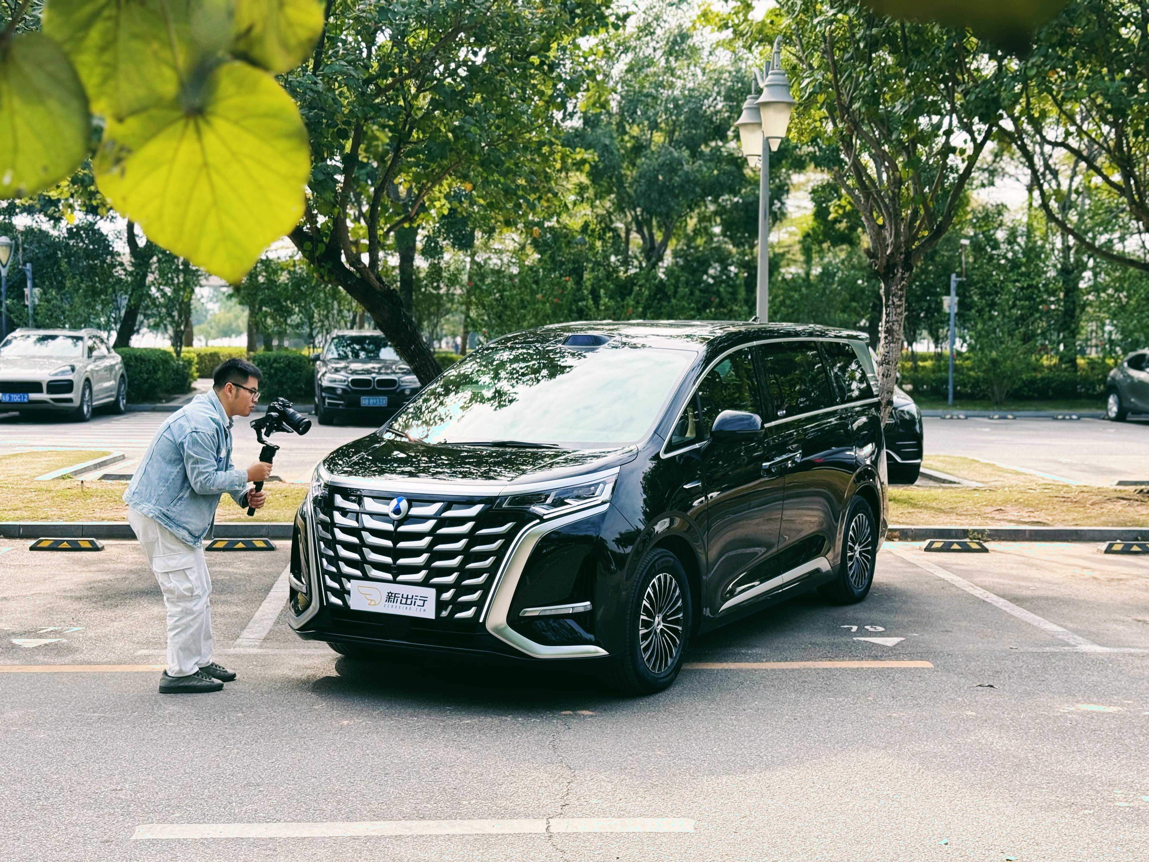 哪怕在BBA和保时捷面前，2025款腾势D9气场依旧强大。这就是卖的好的第一个原