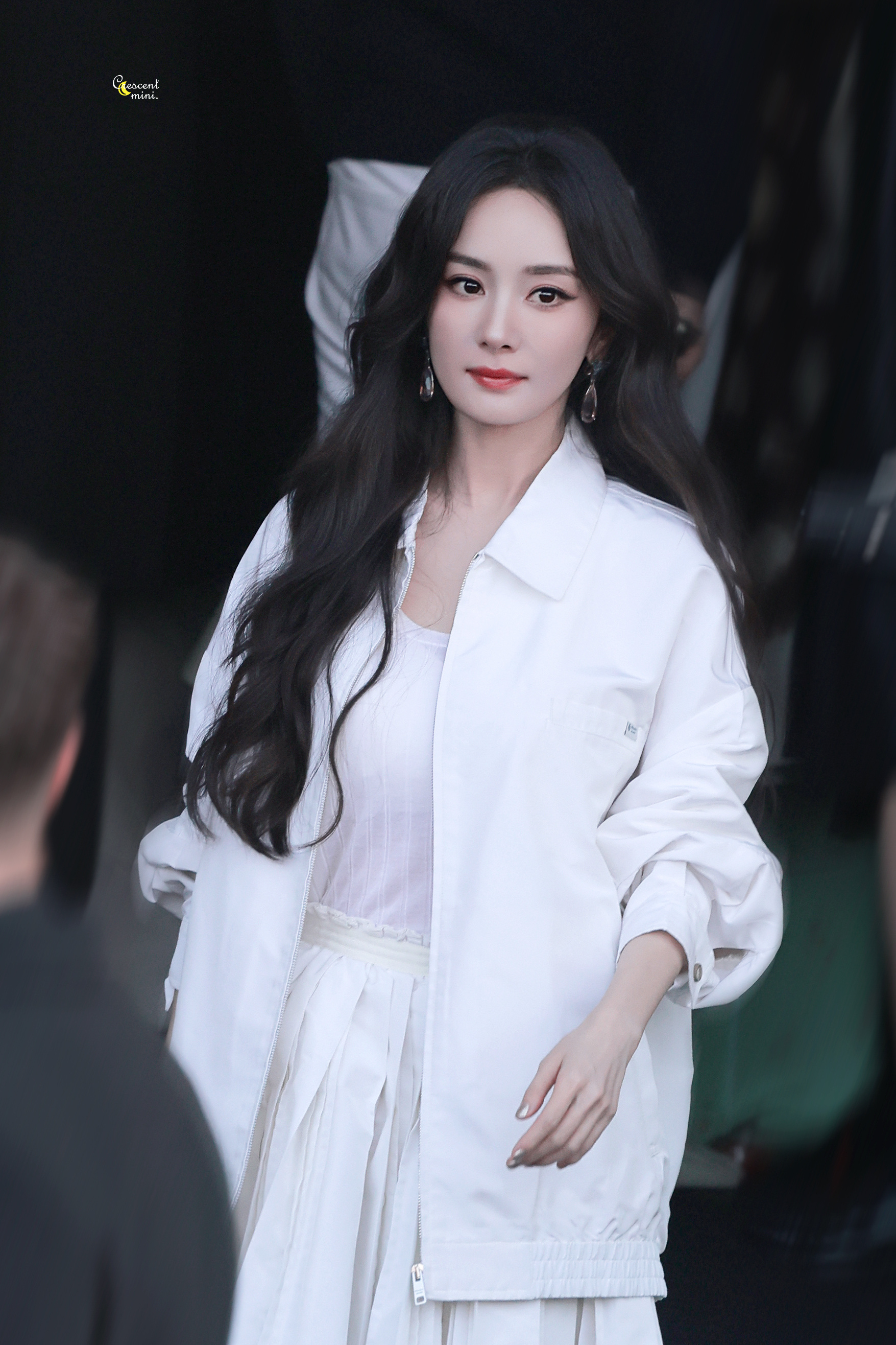 杨幂Prada顶级待遇杨幂米兰时装周饭拍📷全球首穿超季未发布系列普拉达女王全顶