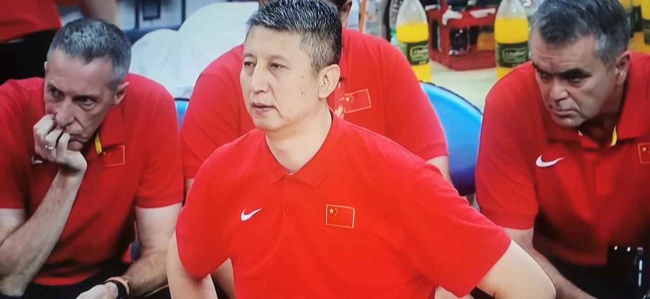 给中国男篮打分
王俊杰能里能外十分
胡金秋稳健稳定九分
徐    昕绝对高度八分