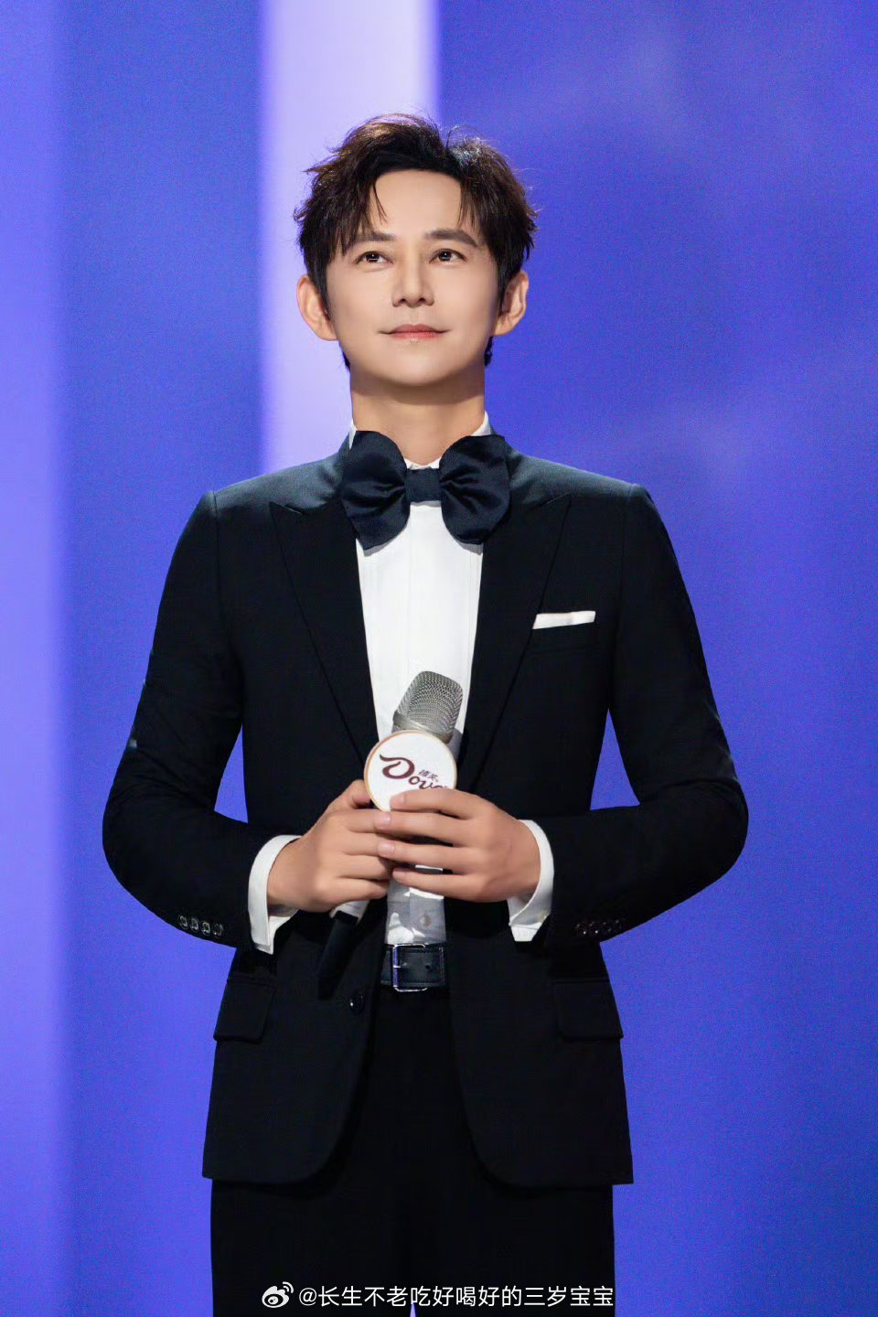 原来何老师从小就是何老师了果然，闪闪发光的人，从小就在发光。