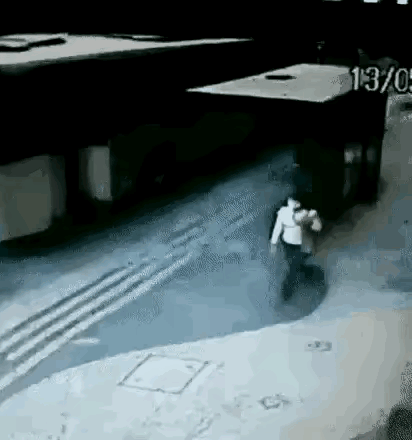 这都是命啊！本来已经躲过去了，没想到车胎在撞到公交车站台后一个反弹刚好砸到女子后