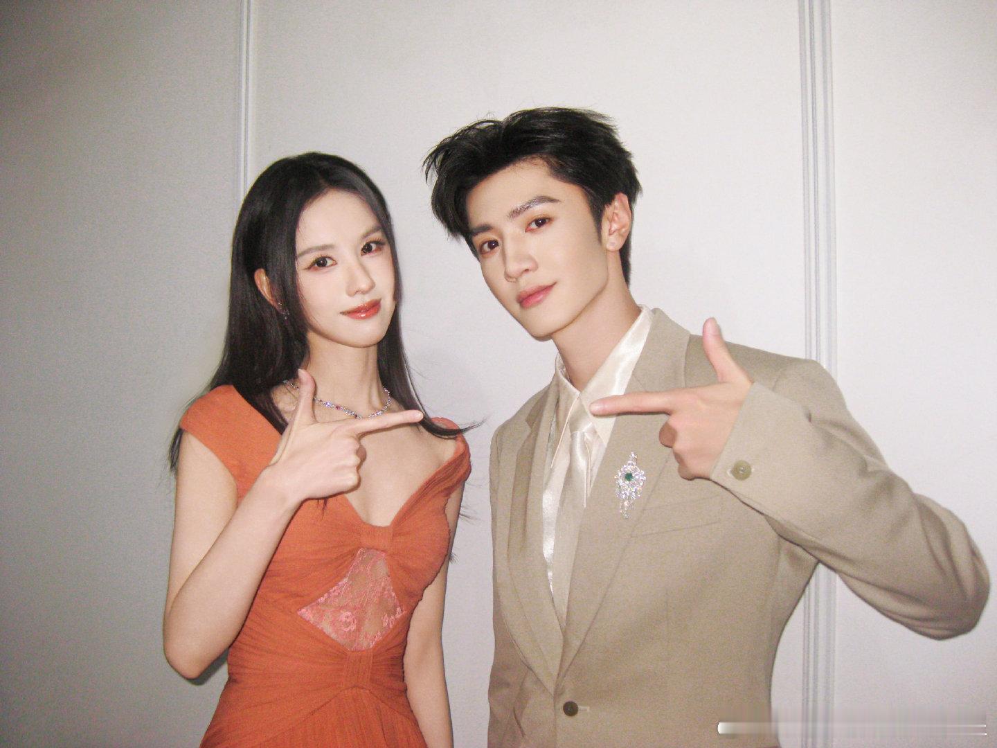 陈哲远发合照陈哲远晒与陈都灵合照陈哲远晒与陈都灵合照，好养眼呀 