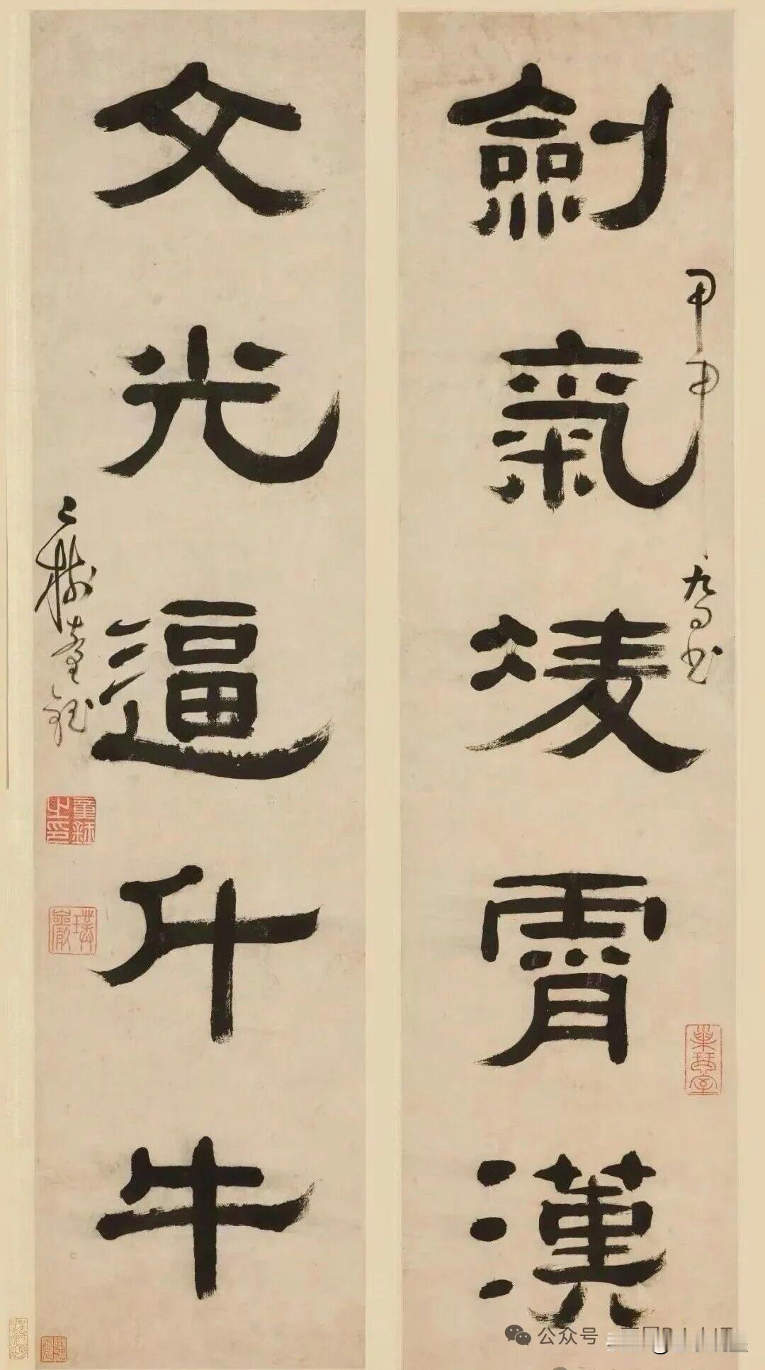 清童钰隶书“剑气文光”联
 
童钰此作，隶书沉雄古拙，字字如铸。“剑气凌霄汉，文
