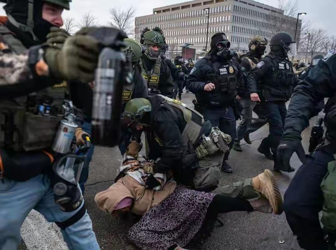 美国航母抵达中东，特朗普要用战胜伊朗，来平息国内愤怒？