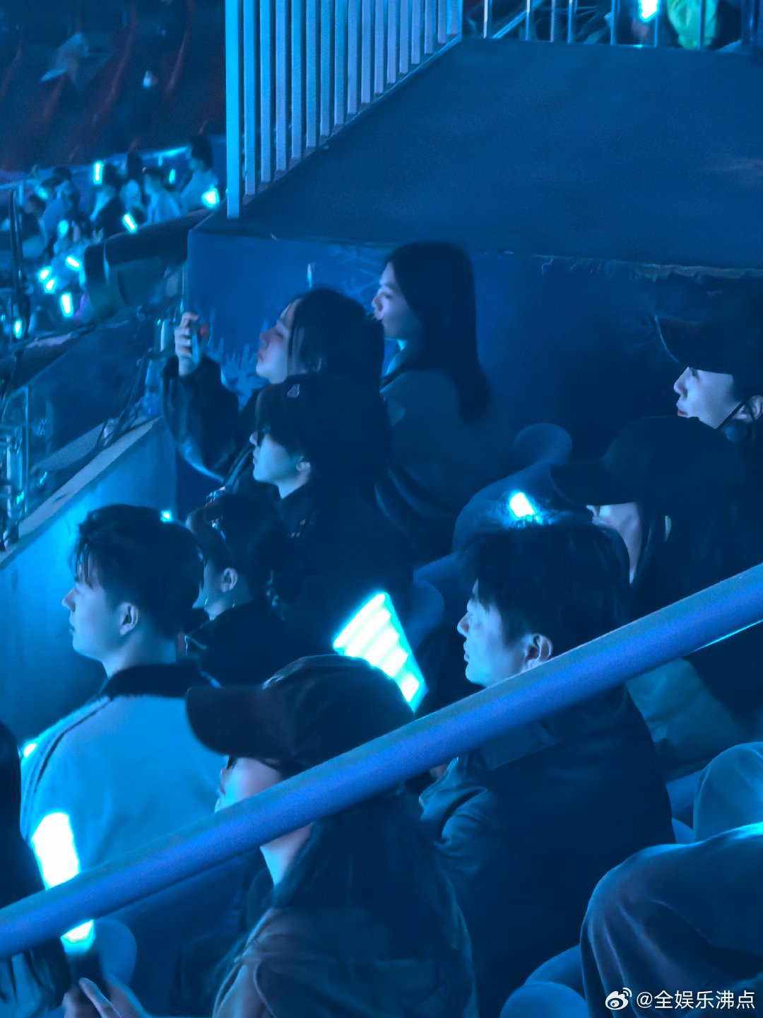 网友偶遇歌手导演在张杰演唱会 歌手导演洪啸现身张杰演唱会 网友偶遇洪啸现身张杰鸟