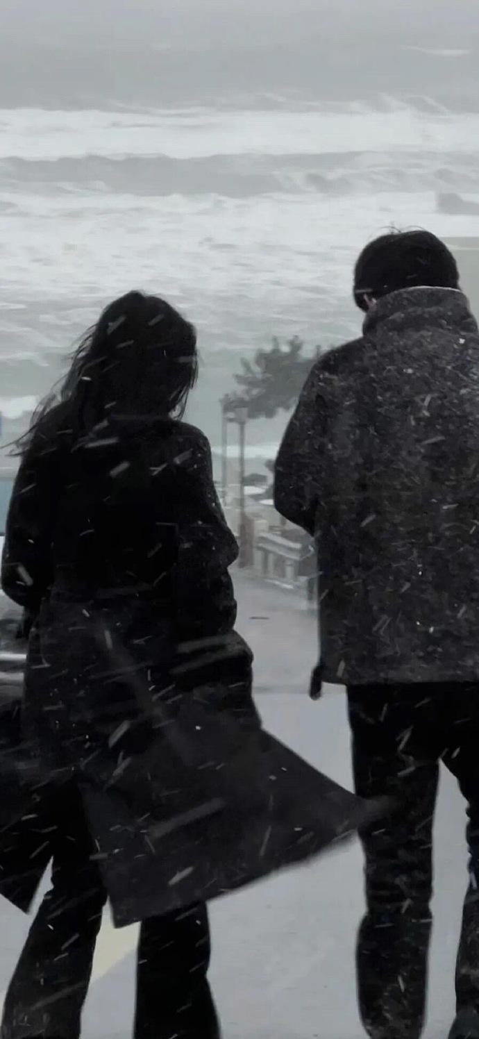 有时候无法跟对方突进关系，是把对方想的太高了，你站在台阶底下去仰视高坐神坛的他，