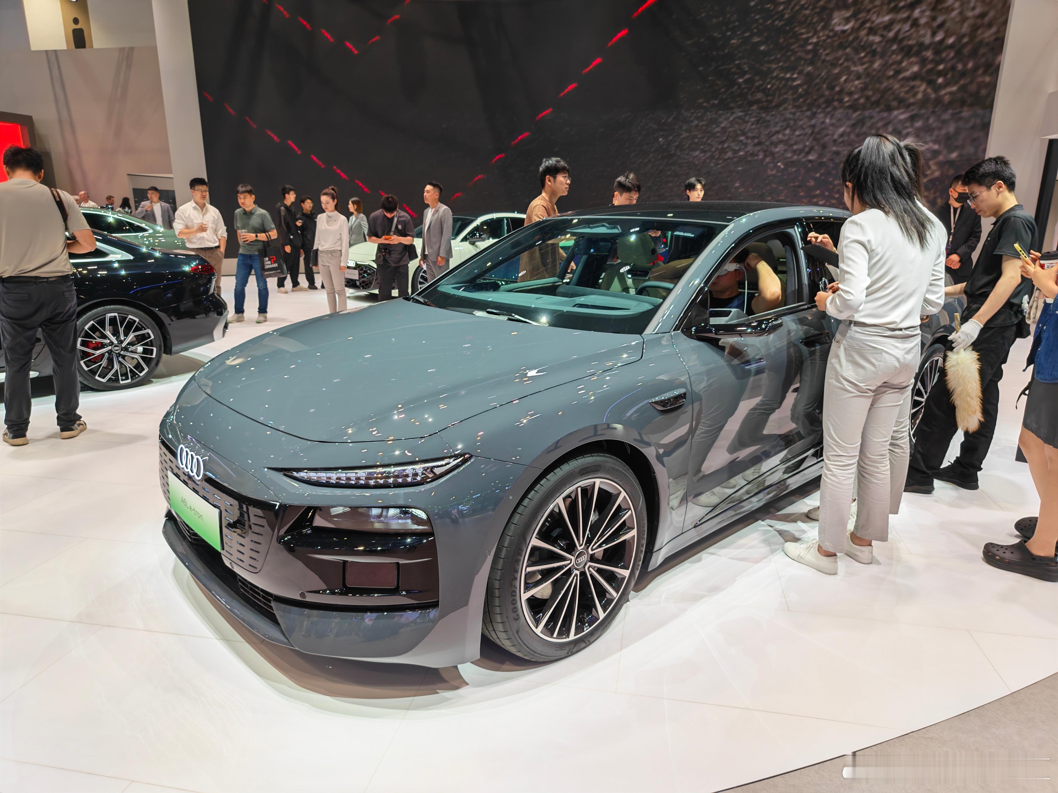 4月24日，2026北京国际车展开幕，一汽奥迪以“油电同智，全面焕新”为主题，携