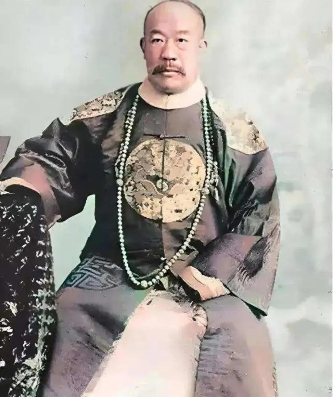 照片中这个清朝王爷就是川岛芳子的亲生父亲肃亲王善耆。他的后半生一直在为复辟清朝努