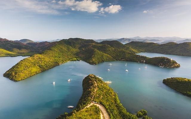 说句扎心的大实话，咱们在南海的“牌”，一开始烂到家了。人家手里是菲律宾的巴拉望岛