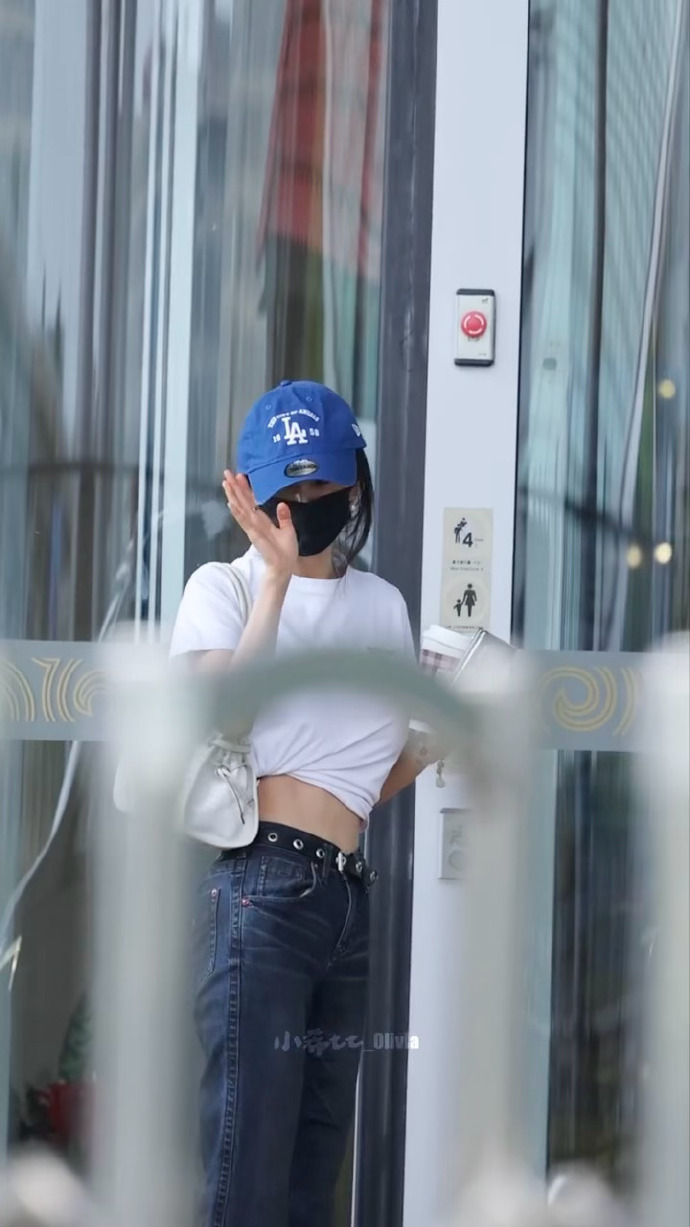 杨幂白T打结辣妹腰杨幂的小蛮腰马甲线杨幂白T打结辣妹腰，杨幂的小蛮腰马甲已经出现