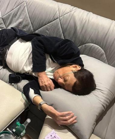 马科斯收到了一个“好消息”，他的老对头、菲律宾前总统杜特尔特在海牙的牢房中昏迷，
