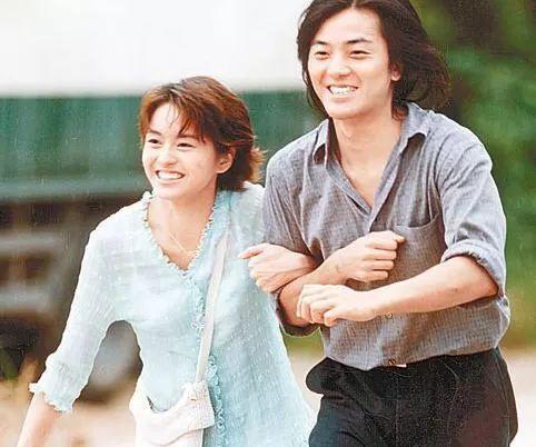 1999年，梁咏琪与郑伊健因戏生情，两人迅速恋爱同居，然而恋情曝光后，郑伊健却变