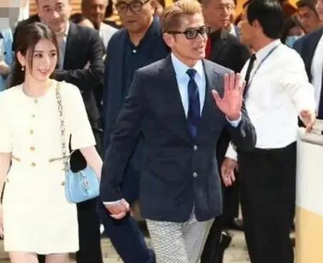 在香港马场看郭富城夫妇，这个女人太受他欢迎了。上次爱驹王获得了200万奖金，这次