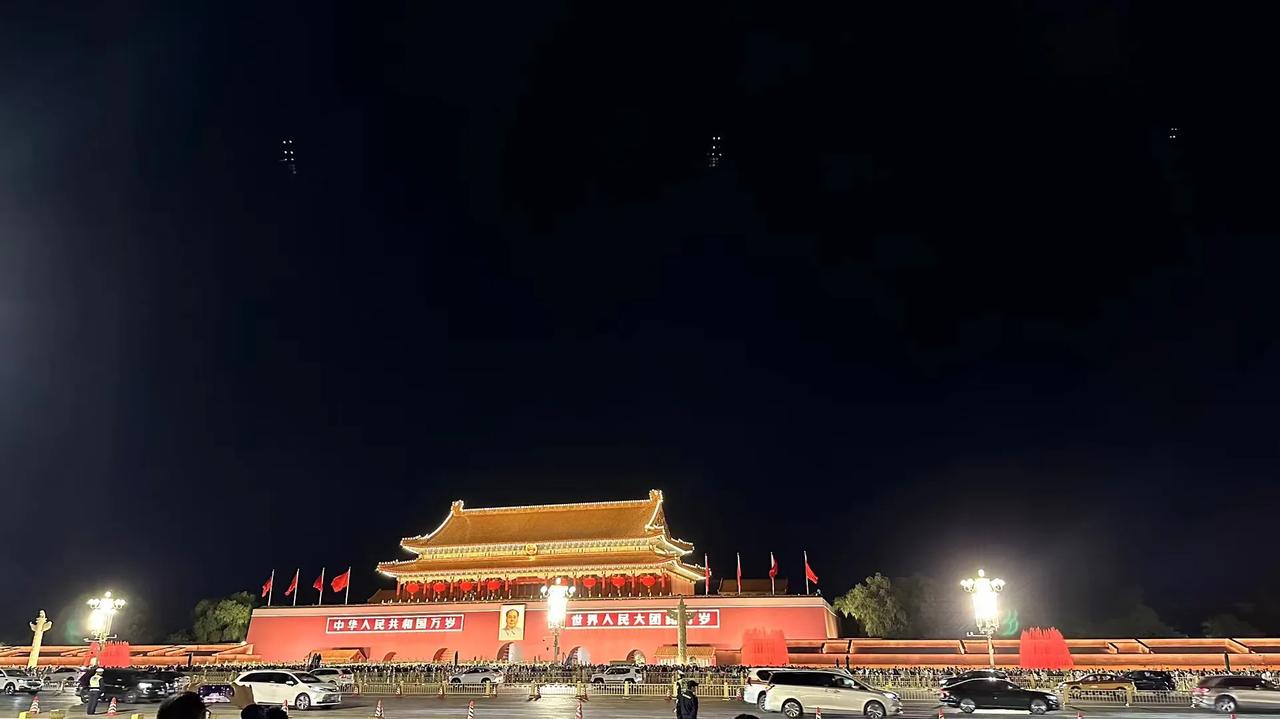 #镜头下的平凡生活# 天安门广场，光辉灿烂！