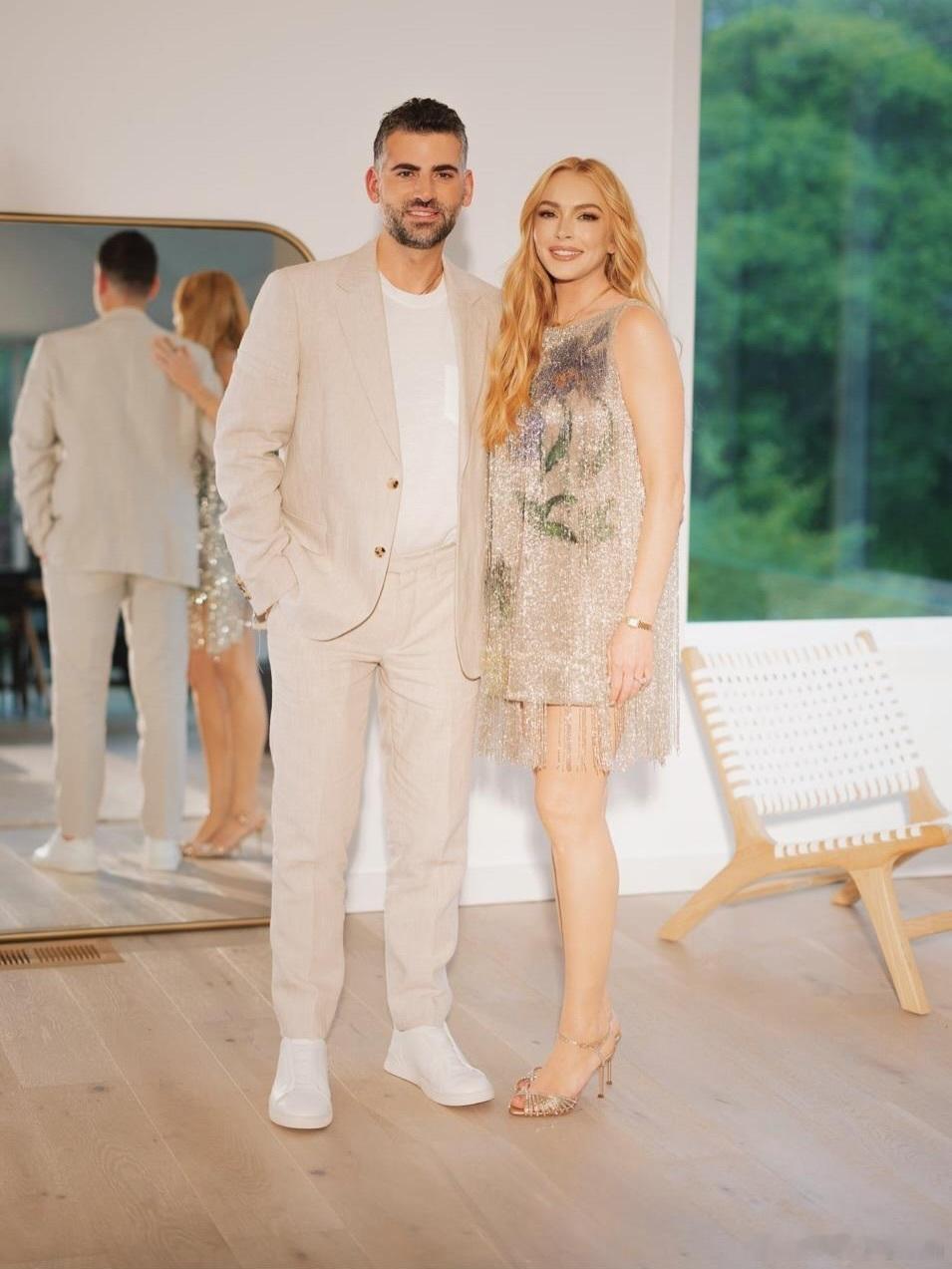 Lindsay Lohan林赛罗韩分享一大家庭为她庆祝40岁生日的私照，就连因爱