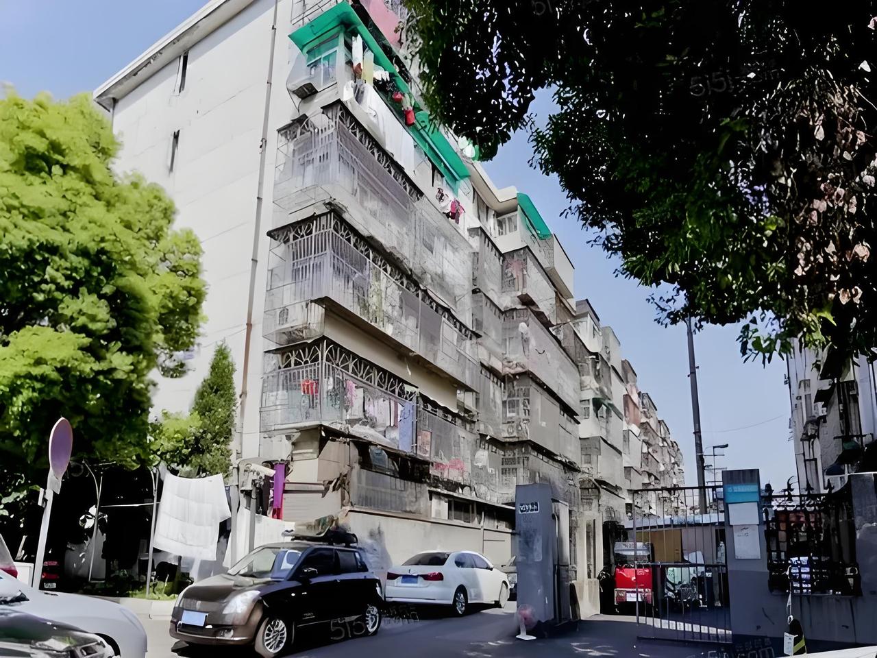 在3~ 5早内楼市会翻转，现在大家焦不上的步梯房老破小，未来可能改成高层、超高层