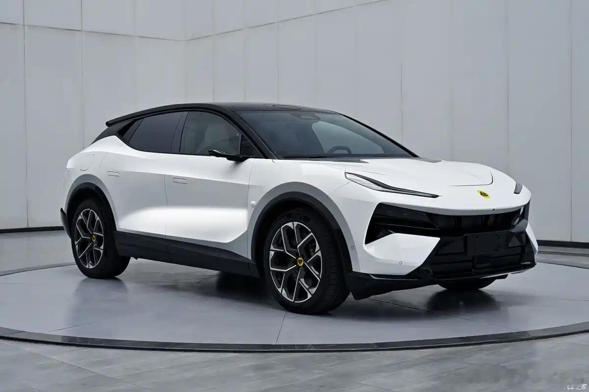 lotus莲花的第一台插混车，用的2.0T引擎考虑到它的平台，所以很容易可以确定