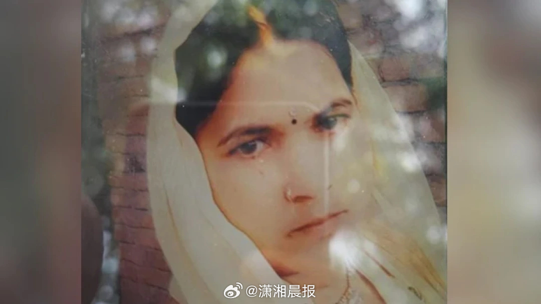 【#印度男子为娶情人烧死妻子#】11日，印度比哈尔邦官员透露，当地一名男子想迎娶