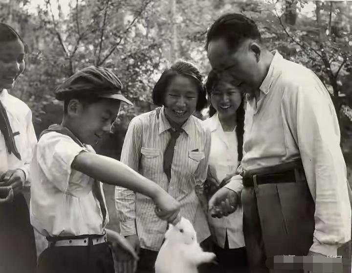 毛泽东连续三年为儿童节题词，第一次的四个字成为永恒经典。

说起来，这四个字就是