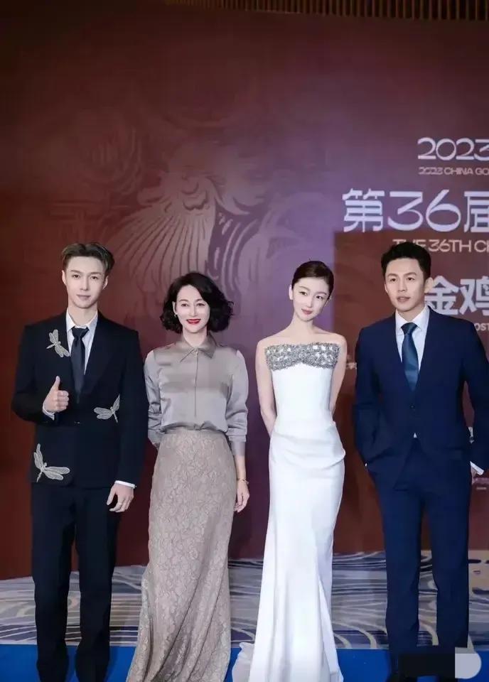四位影星同台领奖，一位是小鲜肉张若昀，一位是大美男张艺兴，周冬雨旁边这位大姐姐是