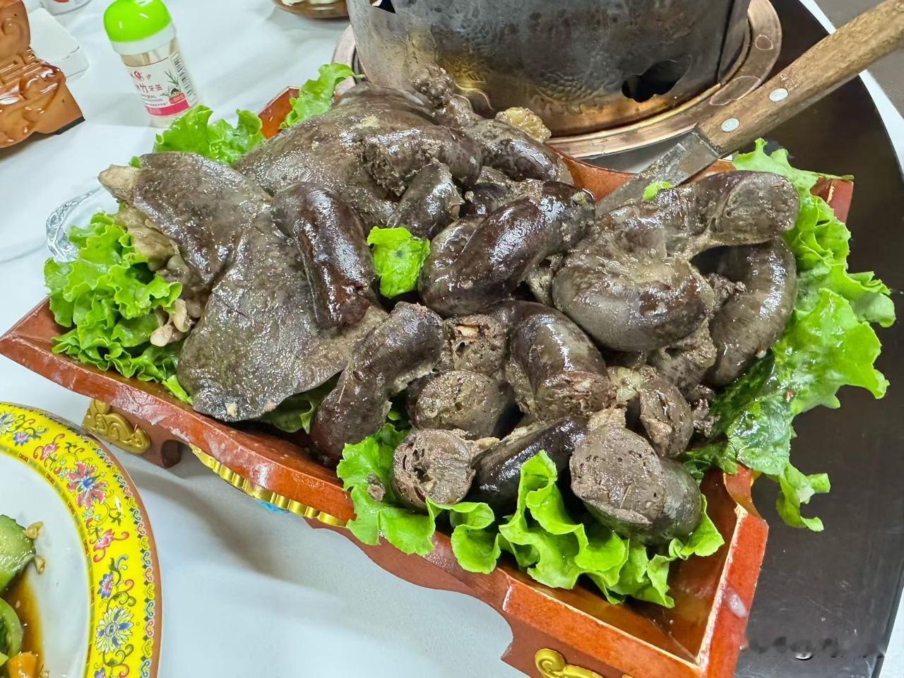 察哈尔右翼后旗，牧民家里的晚餐。
本以为只是吃顿便饭，
结果羊排、羊头、羊肚、羊