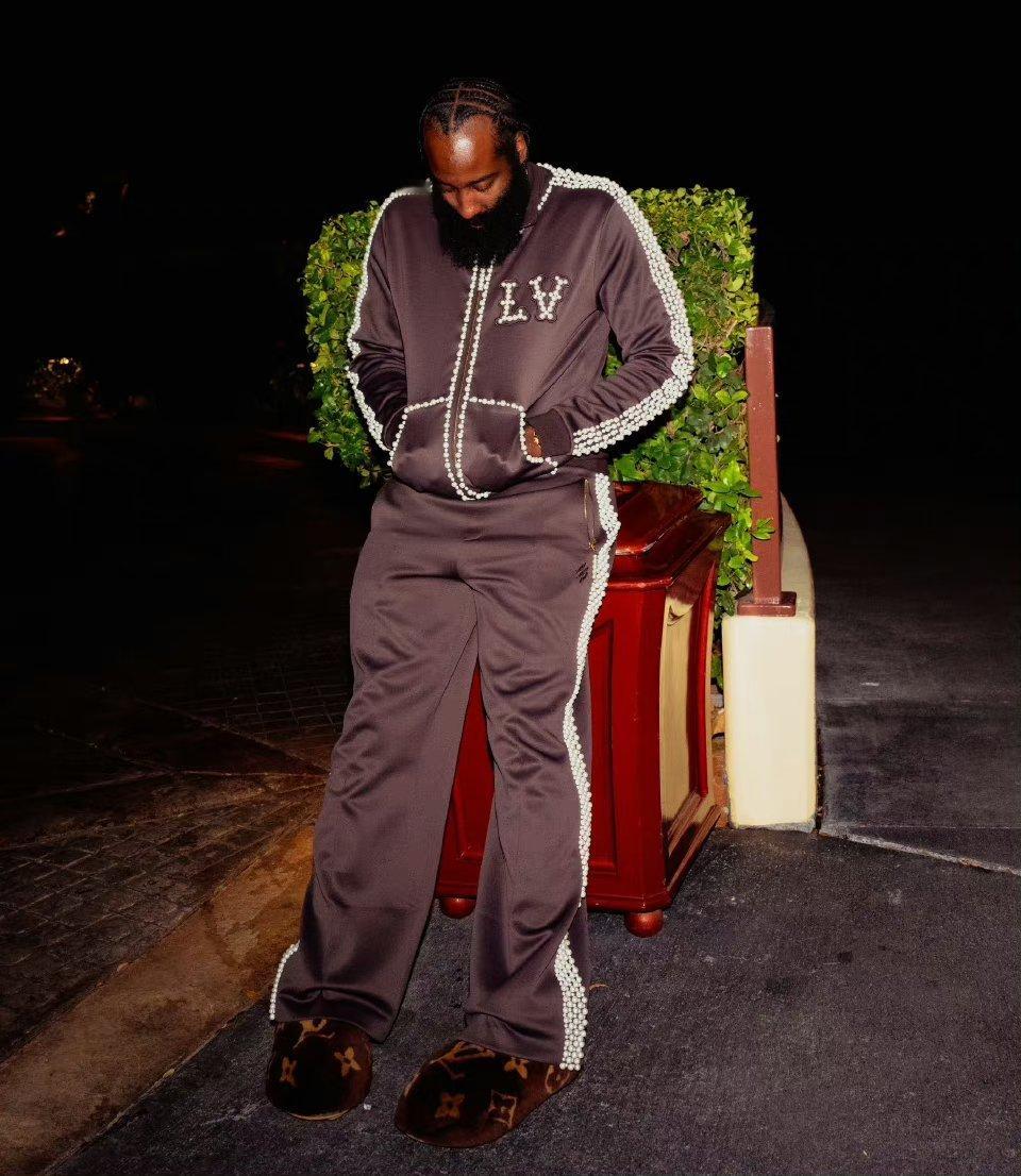 登哥的休假时光，大拖鞋很亮眼！ ​​​