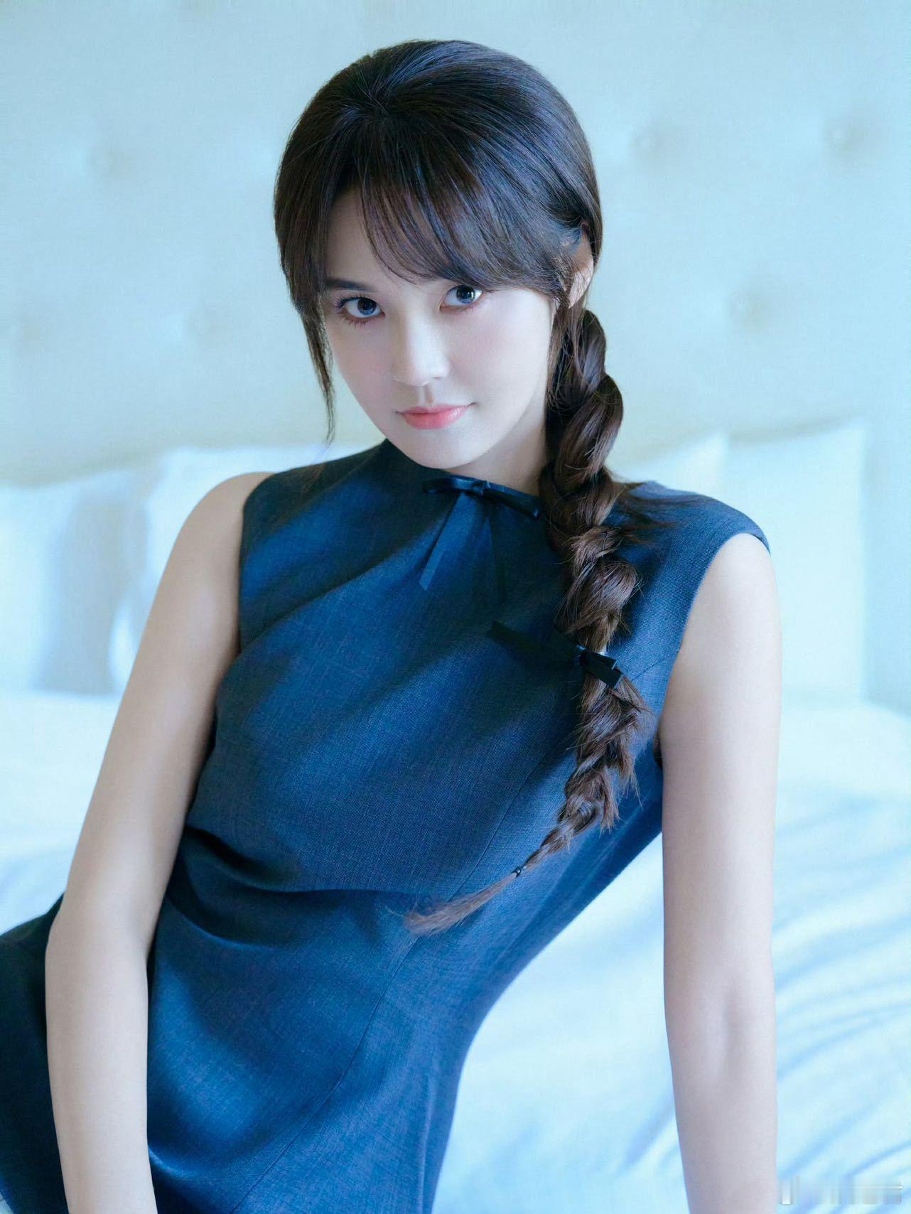 麻花辫在张佳宁身上也太合适了，完美展现少女感，甜美灵动又干净，一颦一笑都透着满满