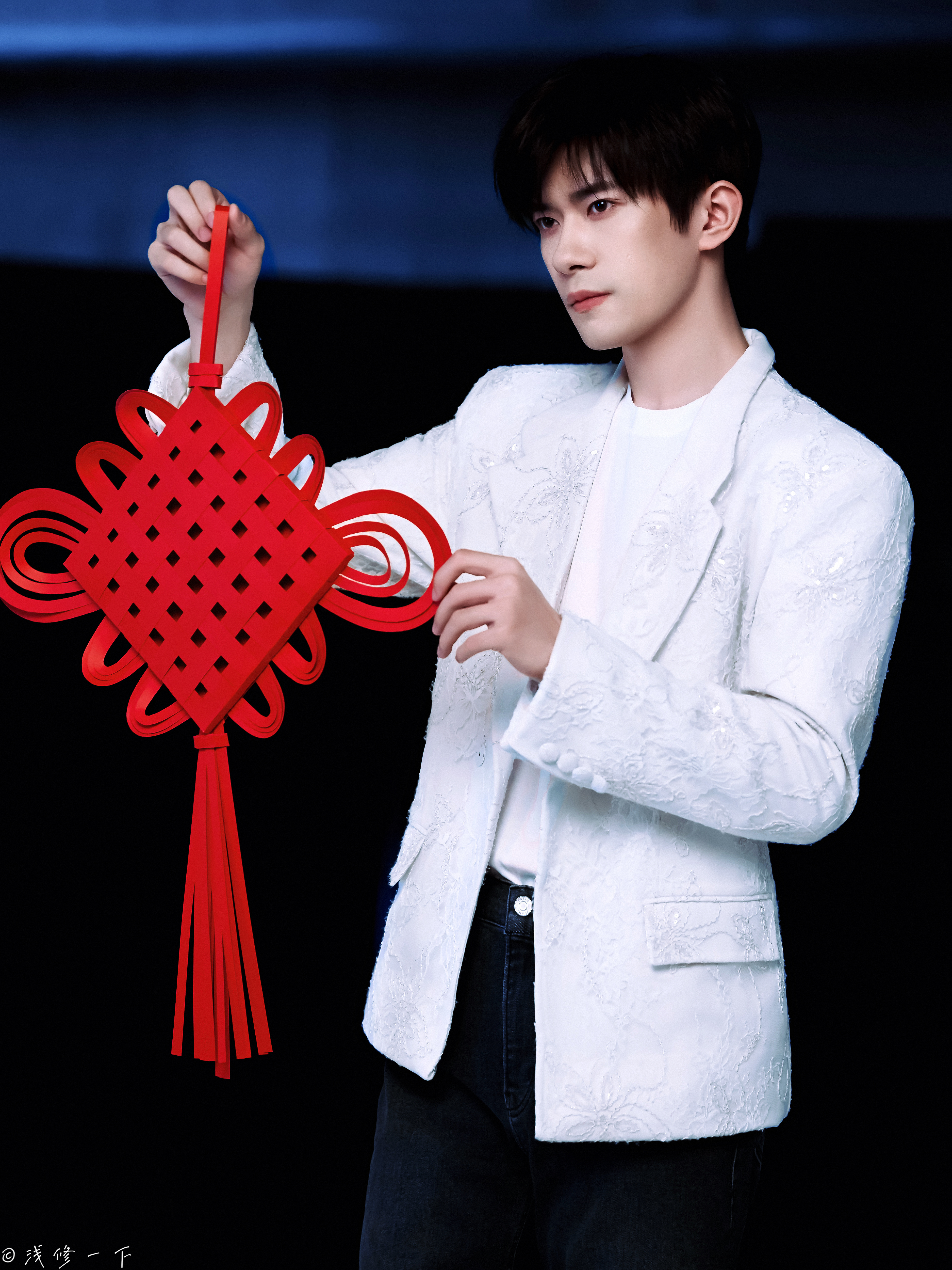 叠个千纸鹤再系个红飘带易烊千玺电影惊蛰无声