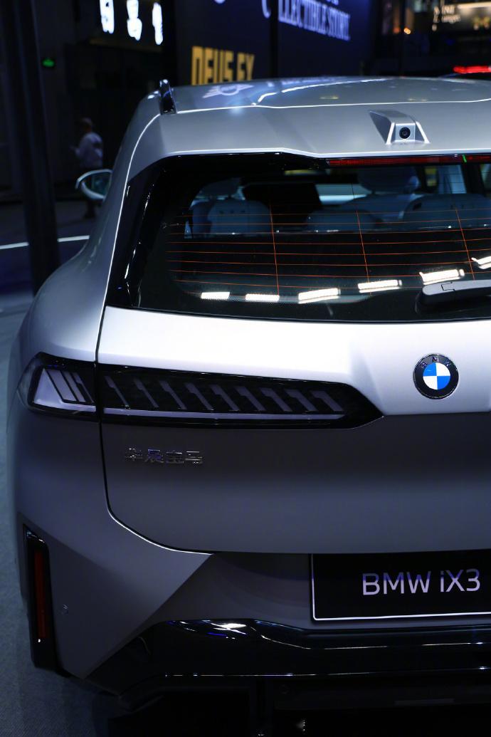 宝马展台人气王竟是TA此次发布的iX3长轴距版与同步亮相的i3长轴距版、新7系，
