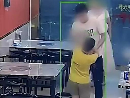 他还是个孩子，怎么下得去手？浙江台州，店主六岁儿子和到店顾客打闹玩耍，孩子随手拿