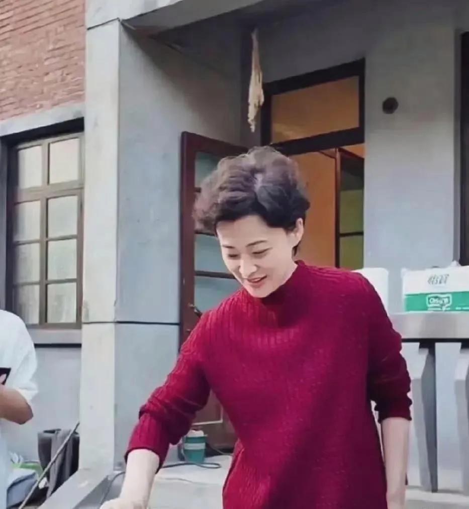 梅婷年轻时候塑造角色尤其是塑造老年人的能力简直绝绝子，头发一烫，红毛衣一穿，老年