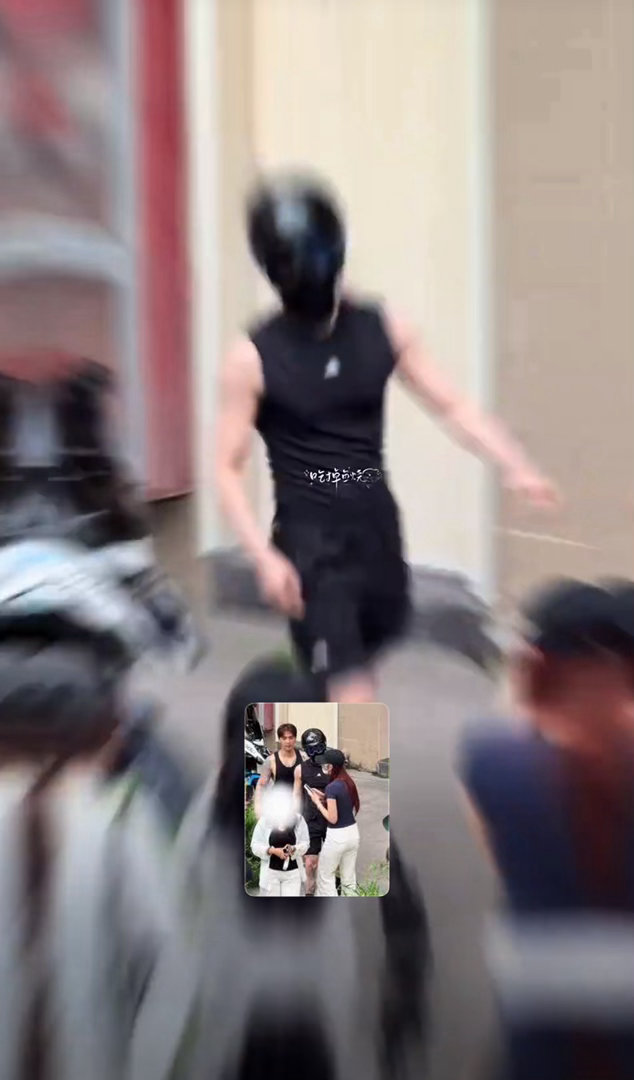 何与怒怼 何与去健身被围观拍照，怒怼身材胖该去健身！何与怒怼拍照女生