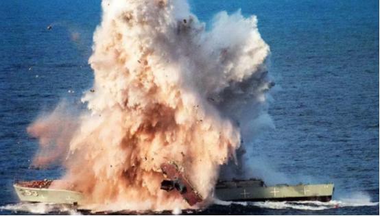 特朗普开炮了！真的是开炮！
 
026年4月19日这天，阿曼湾的海水都被搅得不得