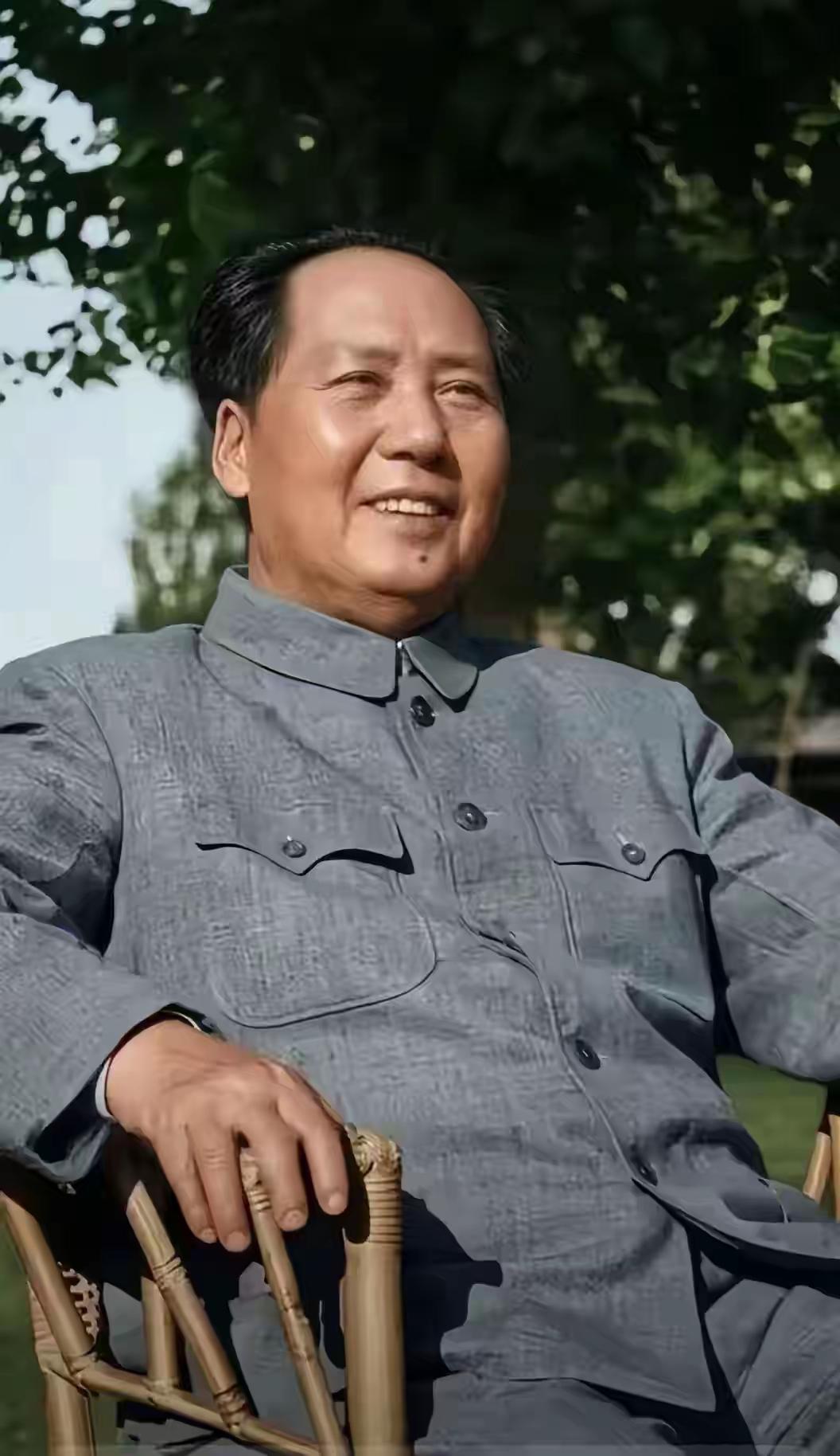 岁月沉淀风华，中年毛主席身着经典素雅中山装，端坐古朴藤篾椅上。眉眼温润从容，唇角