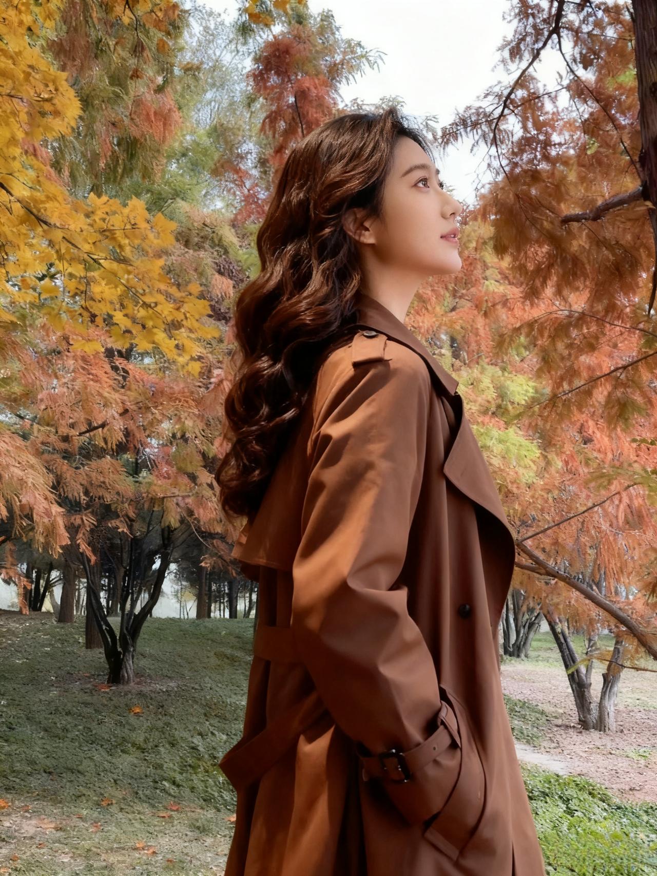 秋林赤黄映夕阳，少女凝眸意韵长。
风衣飒爽添英气，心梦随风向远方。