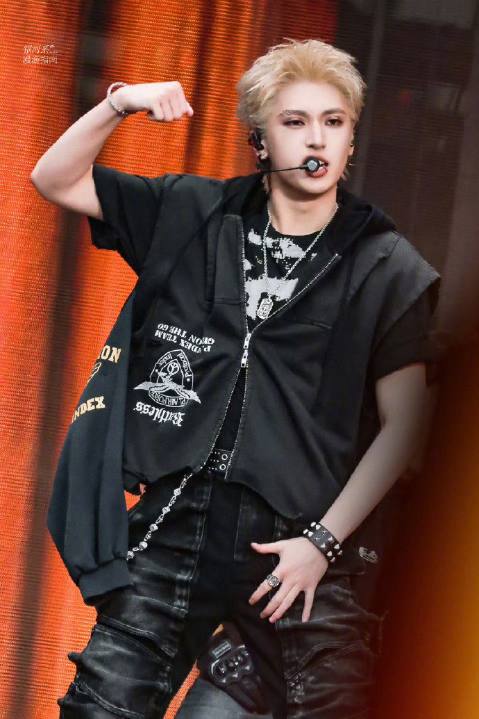 严浩翔美式前刺 严浩翔新发型配上他现在增肌后的look，一整个美式潮男完成时 