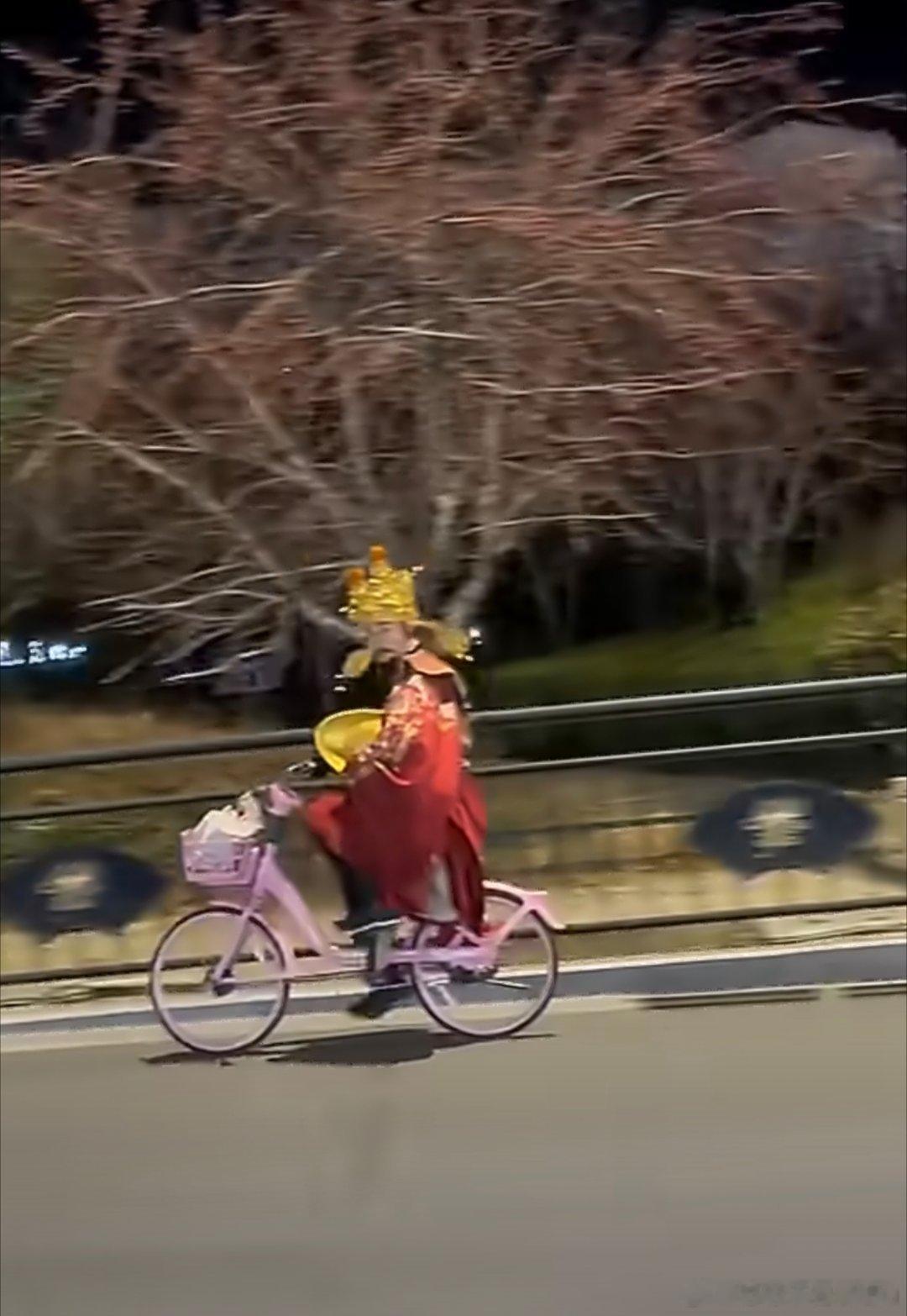 起猛了这下碰到真财神了谁懂啊！起猛了撞见真财神。这波“硬控”谁顶得住，秒变迷弟疯