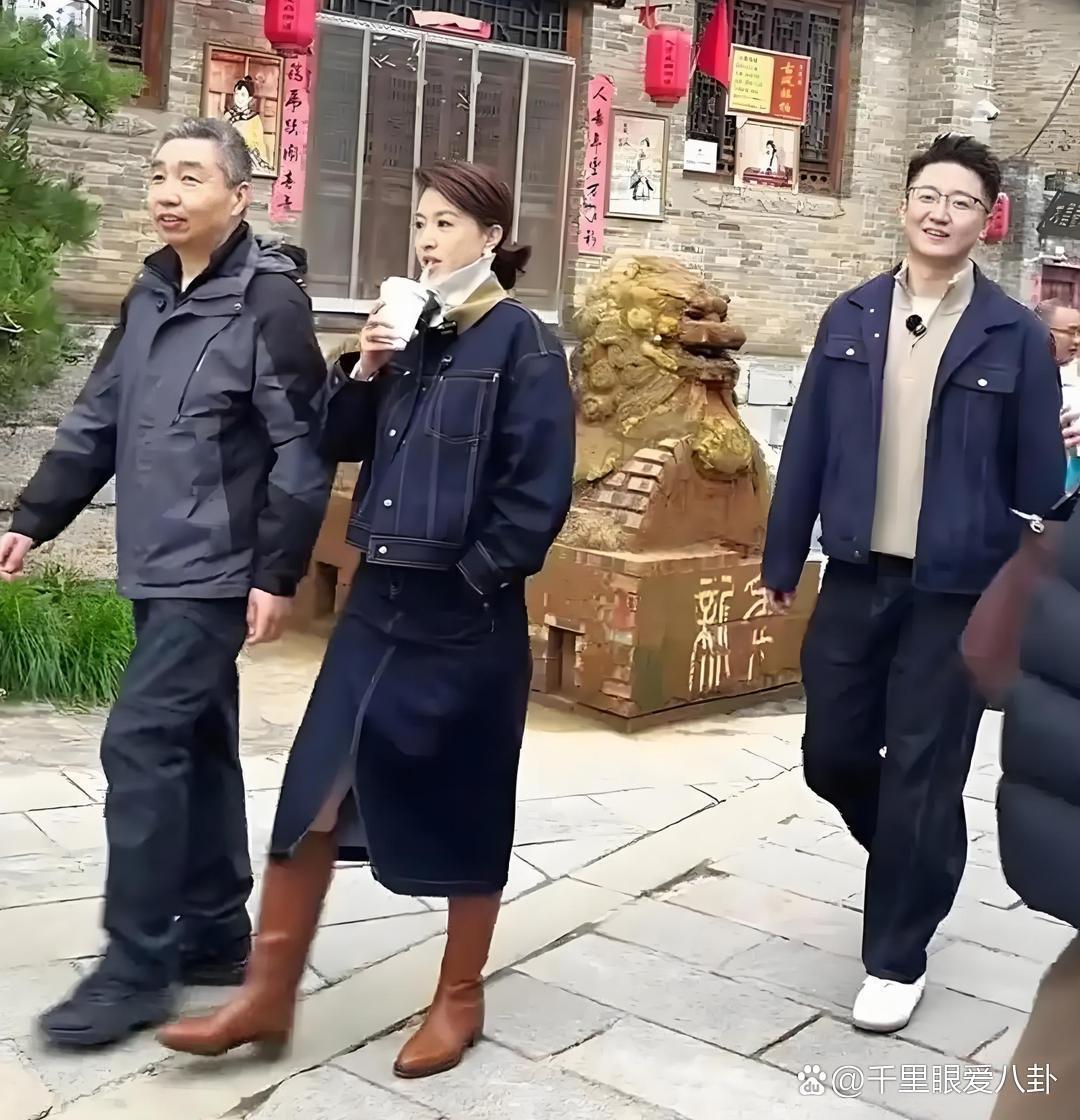 46岁主持人张蕾与富豪老公逛街，她气质出众，五官精致，皮肤白皙 