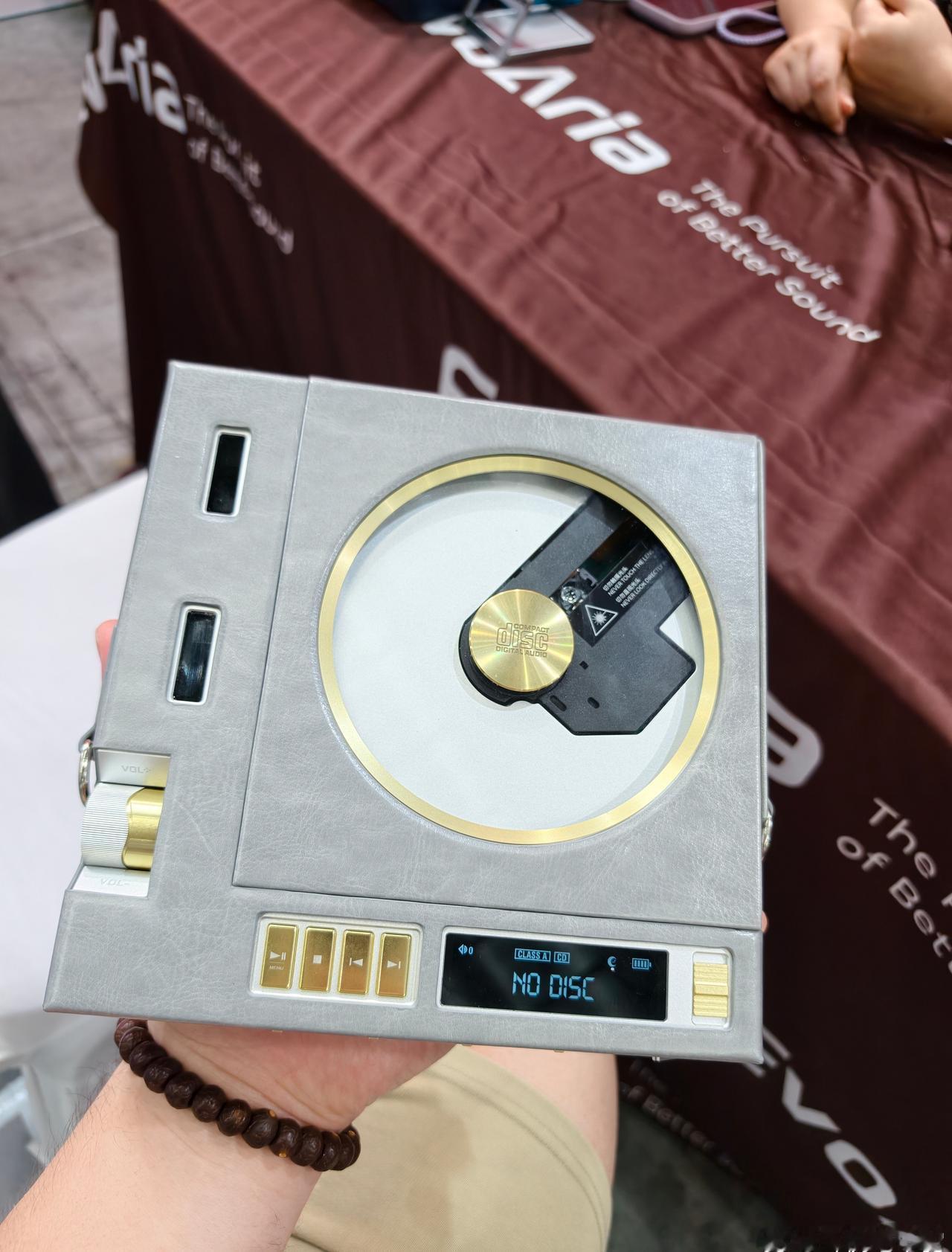 趁着还没人发现老梁的摊位在哪，先来听下梁CD。首先是一个目前可移动CD机当中最强