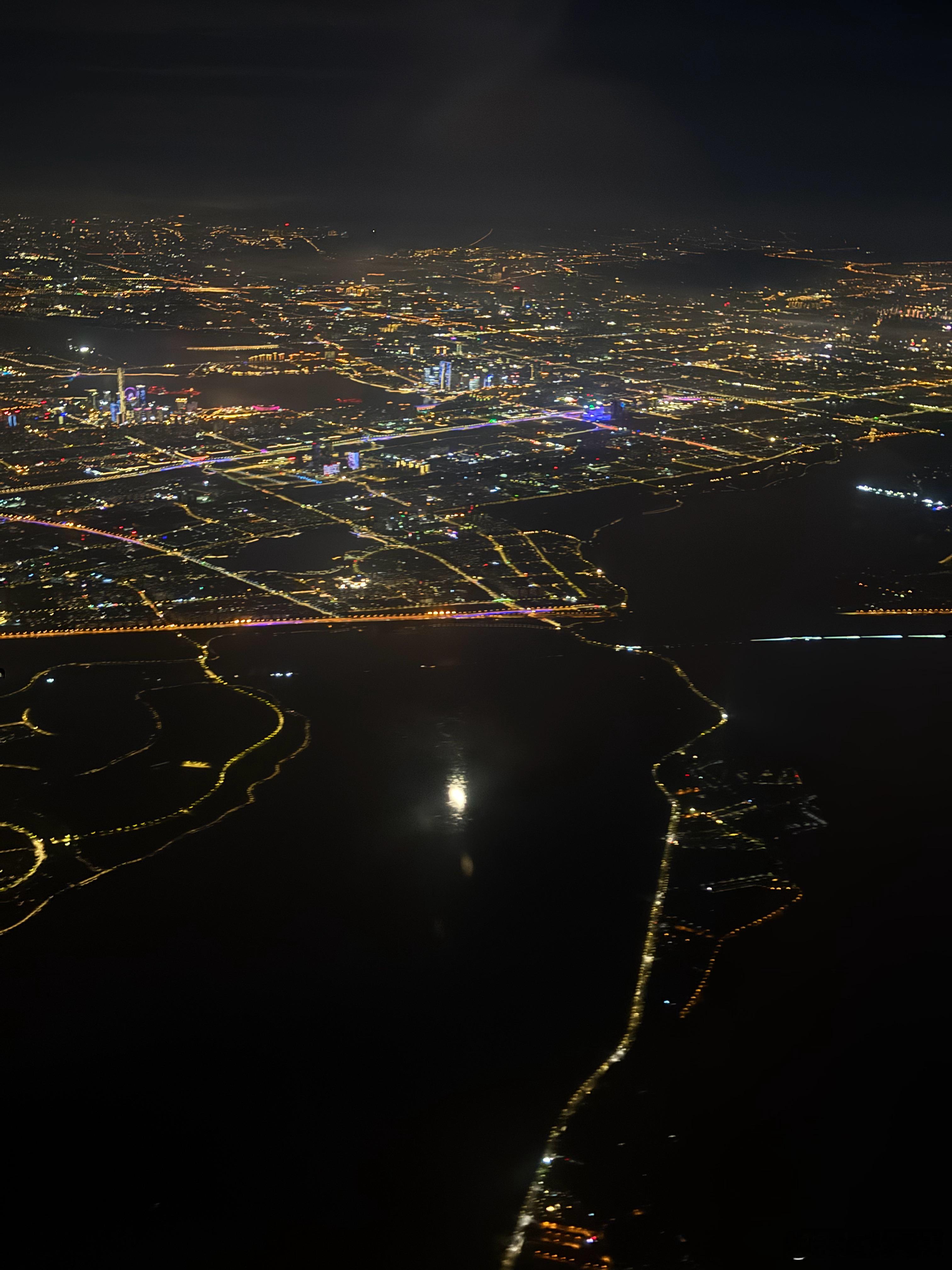降落虹桥，空中的苏州夜景真美，这城市没有机场真的很可惜。电动兄弟 ​​​