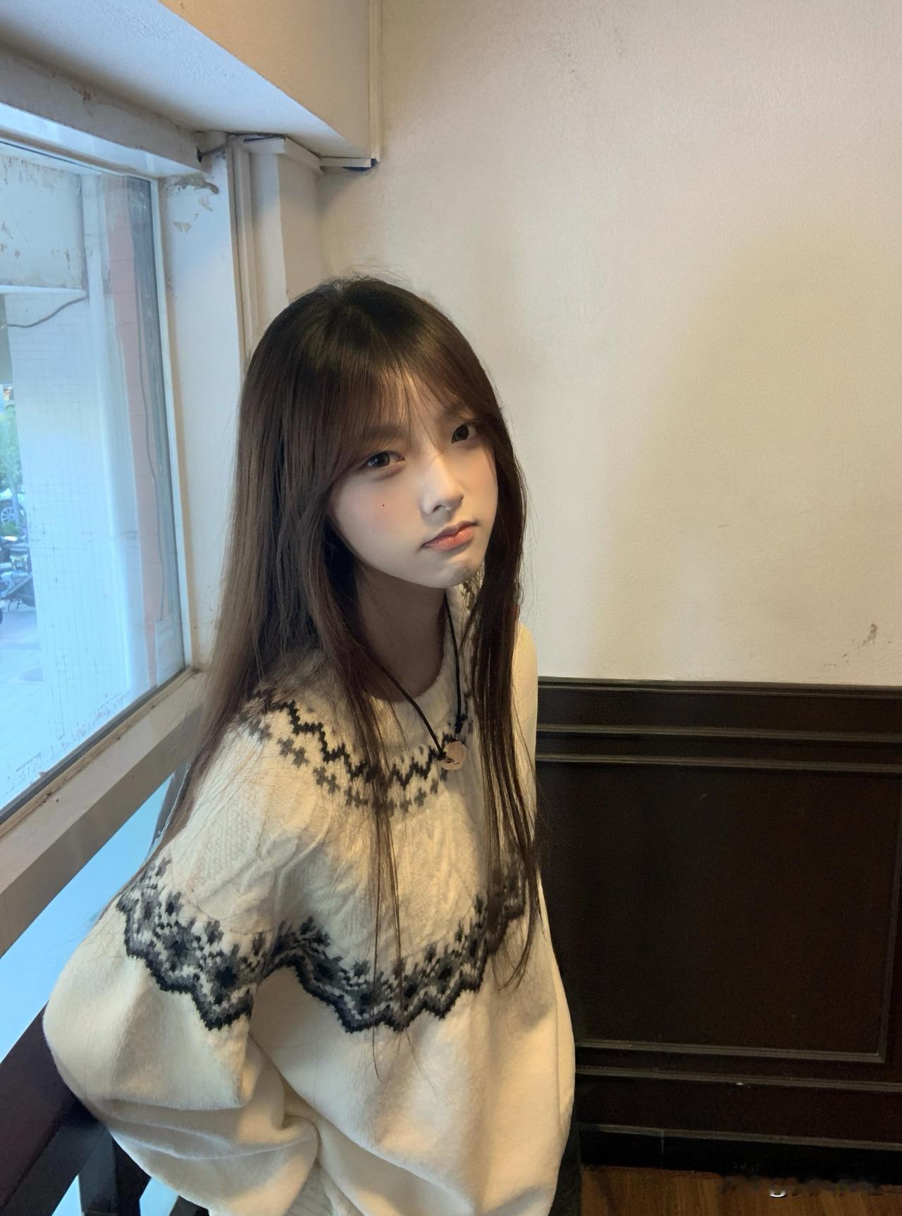 温柔少女心，黑白毛衣搭配，清新自然美